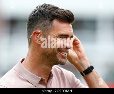 London, Großbritannien. Juli 2021. LONDON, ENGLAND - Juli 25: James Anderson arbeitet für BBC Sport während der Hundert zwischen London Spirit Women und Oval Invincible Women im Lord's Stadium, London, UK am 25. Juli 2021 Credit: Action Foto Sport/Alamy Live News Stockfoto