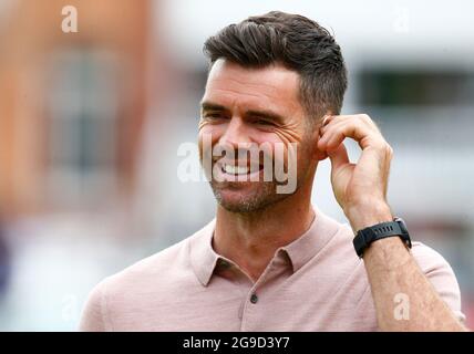 London, Großbritannien. Juli 2021. LONDON, ENGLAND - Juli 25: James Anderson arbeitet für BBC Sport während der Hundert zwischen London Spirit Women und Oval Invincible Women im Lord's Stadium, London, UK am 25. Juli 2021 Credit: Action Foto Sport/Alamy Live News Stockfoto