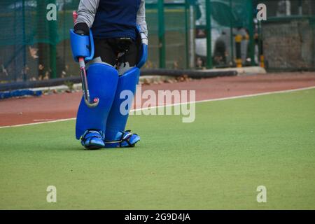Frau spielt Hockey Stockfoto