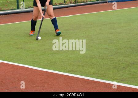 Frau spielt Hockey Stockfoto