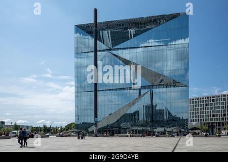 Sonniger Blick auf den Washingtonplatz vor dem Berliner Hauptbahnhof und Hintergrund des Cube Berlin, eines ikonischen Bürogebäudes aus Glas, vor blauem Himmel Stockfoto