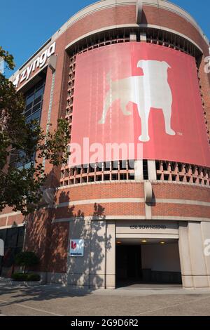 USA. Oktober 2017. Schild mit Logo am Hauptsitz des Social-Gaming-Unternehmens Zynga im South of Market (Soma)-Viertel von San Francisco, Kalifornien, 13. Oktober 2017. Soma ist bekannt für eine der höchsten Konzentrationen von Technologieunternehmen und Start-ups in jeder Region weltweit. (Foto: Smith Collection/Gado/Sipa USA) Quelle: SIPA USA/Alamy Live News Stockfoto
