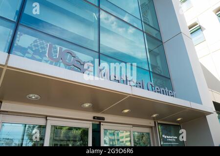 USA. September 2017. Schild am Eingang zum Campus der Mission Bay des medizinischen Zentrums der University of California San Francisco (UCSF) in San Francisco, Kalifornien, 29. September 2017. (Foto: Smith Collection/Gado/Sipa USA) Quelle: SIPA USA/Alamy Live News Stockfoto