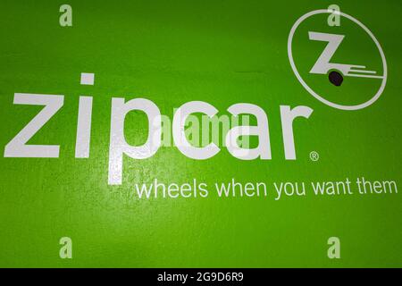 USA. Oktober 2017. Schild mit Logo für das Carsharing-Unternehmen Zipcar im Stadtteil South of Market (Soma) von San Francisco, Kalifornien, 13. Oktober 2017. Soma ist bekannt für eine der höchsten Konzentrationen von Technologieunternehmen und Start-ups in jeder Region weltweit. (Foto: Smith Collection/Gado/Sipa USA) Quelle: SIPA USA/Alamy Live News Stockfoto