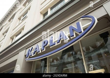 USA. Oktober 2017. Schild mit Logo an der Fassade eines nach Kaplan standardisierten Testaufbereitungszentrums im Stadtteil South of Market (Soma) von San Francisco, Kalifornien, 13. Oktober 2017. (Foto: Smith Collection/Gado/Sipa USA) Quelle: SIPA USA/Alamy Live News Stockfoto