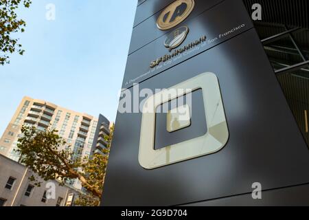 USA. Oktober 2017. Schild mit Logo am Hauptsitz des Mobile Payment Company Square im South of Market (Soma) Viertel von San Francisco, Kalifornien, 13. Oktober 2017. Soma ist bekannt für eine der höchsten Konzentrationen von Technologieunternehmen und Start-ups in jeder Region weltweit. (Foto: Smith Collection/Gado/Sipa USA) Quelle: SIPA USA/Alamy Live News Stockfoto