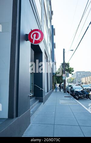USA. Oktober 2017. Schild mit Logo am Hauptsitz des Social-Media-Unternehmens Pinterest im South of Market (Soma)-Viertel von San Francisco, Kalifornien, 13. Oktober 2017. Soma ist bekannt für eine der höchsten Konzentrationen von Technologieunternehmen und Start-ups in jeder Region weltweit. (Foto: Smith Collection/Gado/Sipa USA) Quelle: SIPA USA/Alamy Live News Stockfoto