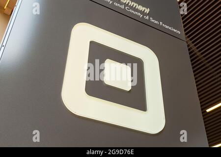 USA. Oktober 2017. Schild mit Logo am Hauptsitz des Mobile Payment Company Square im South of Market (Soma) Viertel von San Francisco, Kalifornien, 13. Oktober 2017. Soma ist bekannt für eine der höchsten Konzentrationen von Technologieunternehmen und Start-ups in jeder Region weltweit. (Foto: Smith Collection/Gado/Sipa USA) Quelle: SIPA USA/Alamy Live News Stockfoto