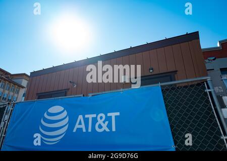 USA. Oktober 2017. Schild am Zaun für das Telekommunikationsunternehmen ATT, beleuchtet durch direktes Sonnenlicht, in der Innenstadt von Berkeley, Kalifornien, 6. Oktober 2017. (Foto: Smith Collection/Gado/Sipa USA) Quelle: SIPA USA/Alamy Live News Stockfoto