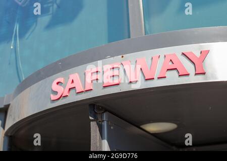 USA. Oktober 2017. Schild über der Tür für den Safeway-Supermarkt im South of Market (Soma)-Viertel von San Francisco, Kalifornien, 13. Oktober 2017. (Foto: Smith Collection/Gado/Sipa USA) Quelle: SIPA USA/Alamy Live News Stockfoto