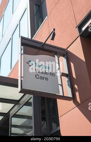 USA. Oktober 2017. Nahaufnahme eines Schilds für ein Notfallzentrum, das von der Gesundheits- und Krankenhauskette Sutter Health im Stadtteil South of Market (Soma) von San Francisco, Kalifornien, betrieben wird, 13. Oktober 2017. (Foto: Smith Collection/Gado/Sipa USA) Quelle: SIPA USA/Alamy Live News Stockfoto