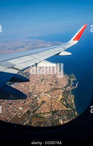 Blick durch das Fensterflugzeug während des Fluges in Flügel landet über Istanbul bei sonnigem Wetter Stockfoto