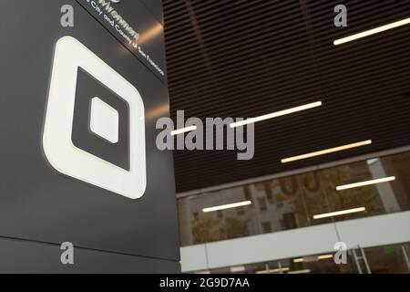 USA. Oktober 2017. Schild mit Logo am Hauptsitz des Mobile Payment Company Square im South of Market (Soma) Viertel von San Francisco, Kalifornien, 13. Oktober 2017. Soma ist bekannt für eine der höchsten Konzentrationen von Technologieunternehmen und Start-ups in jeder Region weltweit. (Foto: Smith Collection/Gado/Sipa USA) Quelle: SIPA USA/Alamy Live News Stockfoto