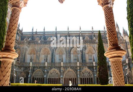 Der gotische Kreuzgang im Kloster Batalha im Zentrum Portugals, das zum UNESCO-Weltkulturerbe gehört Stockfoto