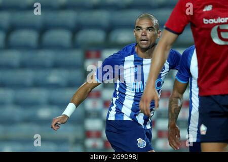 Algarve, Portugal. Juli 2021. Pepe vom FC Porto in Aktion während des Vorsaison-Freundschaftsspiel zwischen dem FC Porto und Lille OSC im Algarve-Stadion in Loule, Portugal am 25. Juli 2021. (Bild: © Pedro Fiuza/ZUMA Press Wire) Stockfoto