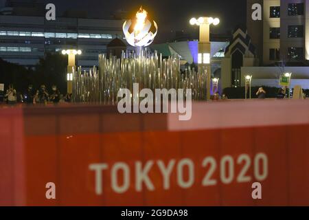 Tokio, Japan. Juli 2021. Der Fackelträger, der bei der Eröffnungsfeier des neuen Nationalstadions angezündet wird, wurde an die „Dream Bridge“ in Tokio verlegt und installiert. INightj. Tag 2 der Olympischen Spiele in Tokio. Am 25. Juli 2021 in Tokio, Japan. (Foto von Kazuki Oishi/Sipa USA) Quelle: SIPA USA/Alamy Live News Stockfoto