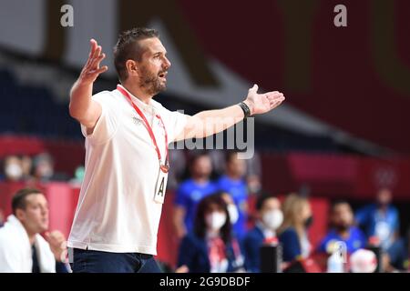 Tokio, Japan. Juli 2021. Handball: Olympische Spiele, Brasilien - Frankreich, Vorrunde, Gruppe A, Matchday 2 im Yoyogi National Stadium. Coach Guillaume Gille ist am Rande der Reise. Quelle: Swen Pförtner/dpa/Alamy Live News Stockfoto