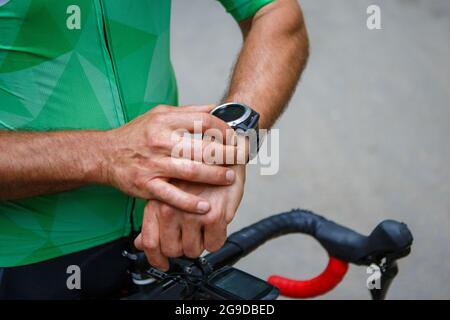 Radfahrer Radfahrer Radfahrer Radfahrer Sportler trägt eine Smartwatch gps-Aktivitätstracker während des Radtrainingsrennen. Rennrad-Athlet mit seiner Monitoring-App zu tun Stockfoto