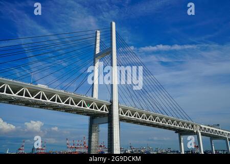 Blick vom Boot aus auf die Yokohama Bay Bridge. Bootstour auf der 'Akira II' im Hafen von Yokohama, Japan. 2019. Stockfoto