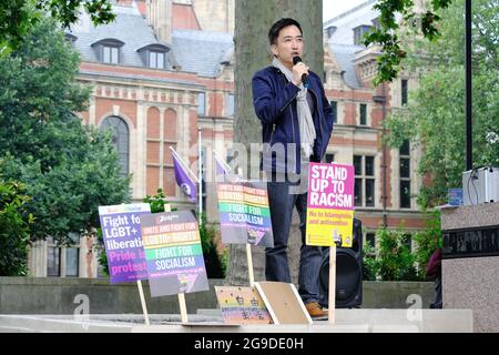 Schauspieler David Tse spricht bei einer Stop Asian Hate-Rallye in London, da Schätzungen zufolge während der Covid-Pandemie ein Anstieg der rassistischen Vorfälle um 300 % zu verzeichnen war Stockfoto