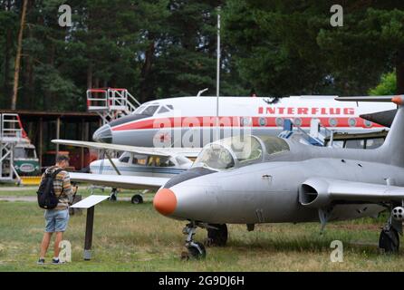 21. Juli 2021, Brandenburg, Schorfheide/OT Finowfurt: Auf dem Gelände des Luftfahrtmuseums stehen ein L-29 Delfin-Trainingsflugzeug (vorne), ein Cessna 172/T-41 (M) und ein zweimotorige Kurzstreckenflugzeug Interflug TU-134. Das Passagierflugzeug mit 76 Sitzplätzen wurde 1982 stillgelegt, befindet sich seit 1992 in Finowfurt und wird derzeit sorgfältig restauriert. Zahlreiche Objekte sind auf dem ehemaligen Militärflugplatz der deutschen Luftwaffe und nach 1945 der sowjetischen Luftwaffe zu sehen. Die Sammlung zur Geschichte der Luftfahrt wurde in den letzten 25 Jahren mit Hilfe vieler zeitgenössischer Menschen aufgebaut Stockfoto