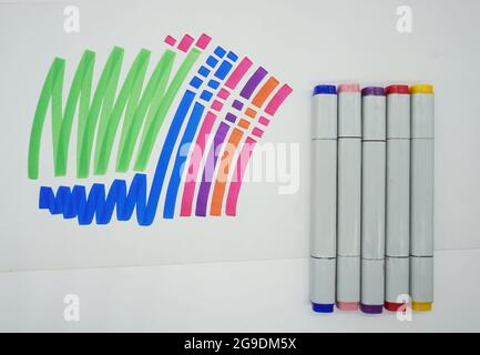 Üben Sie das Zeichnen von farbigen Linien mit copic-Markierungskurven geraden Linien und handgemalten Original-Impressionismus-Meisterwerken Malerstift-Strich Stockfoto