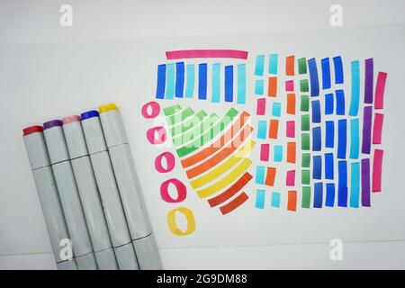 Üben Sie das Zeichnen von farbigen Linien mit copic-Markierungskurven geraden Linien und handgemalten Original-Impressionismus-Meisterwerken Malerstift-Strich Stockfoto