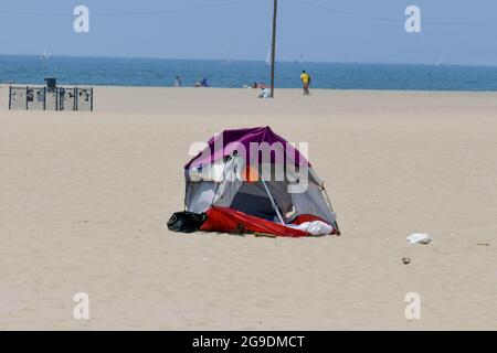 Los Angeles CA - : Venice Beach Obdachloses Lager in Los Angeles, CA am 25. Juli 2021. Kredit: DeeCee Carter/MediaPunch Stockfoto