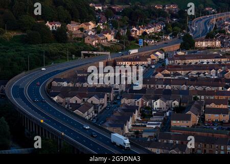 Die Autobahn M4 durch Port Talbot, South Wales bei Sonnenuntergang am 20. Juli 2021. Kredit: Lewis Mitchell Stockfoto