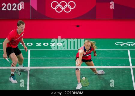 TOKIO, JAPAN – 26. JULI: Robin Tabeling aus den Niederlanden und Selena Piek aus den Niederlanden im Wettbewerb auf der Mixed Doubles Group Play Stage - Gruppe A während der Olympischen Spiele in Tokio 2020 auf dem Musashino Forest Plaza am 26. Juli 2021 in Tokio, Japan (Foto von Yannick Verhoeven/Orange Picics) NOCNSF Credit: Orange Pics BV/Alamy Live News Stockfoto