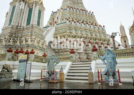 Bangkok Thailand - Juli 7 2020: Chinesische Kriegersteinstatuen stehen im Thai-Tempel im Wat Arun Ratchawararam, sehr bekannt für Touristen in thailand Stockfoto
