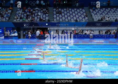 Eine Gesamtansicht des zweiten Halbfinales der Frauen mit 100 m Rückschlag im Tokyo Aquatics Center am dritten Tag der Olympischen Spiele 2020 in Tokio in Japan. Bilddatum: Montag, 26. Juli 2021. Stockfoto