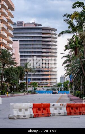 Surfside, FL, USA - 24. Juli 2021: Champlain Towers kollabieren Baustellenabriss und -Entfernung Stockfoto