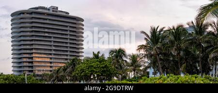 Surfside, FL, USA - 24. Juli 2021: Champlain Towers kollabieren Baustellenabriss und -Entfernung Stockfoto