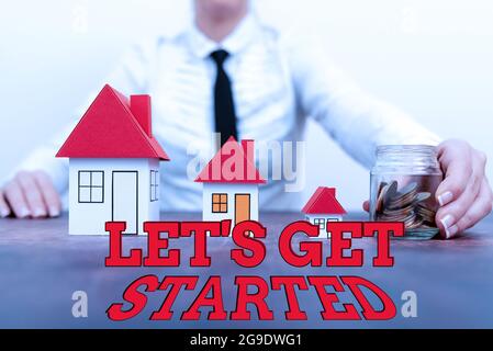 Textzeichen mit der Aufschrift „Let S is Get Started“. Wort geschrieben, um zu beginnen, etwas zu tun oder zu arbeiten, das Sie begonnen hatten, verschiedene Pläne für Häuser vertreten Stockfoto