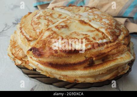 Hausgemachte Pfannkuchen in Öl in einer Glasplatte Nahaufnahme gebraten. Selektiver Fokus. Stockfoto