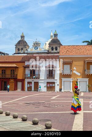 Eine Palenquera in ihrer traditionellen Tracht, die auf der Plaza de la Aduana, Cartagena de Indias, Kolumbien, steht. Stockfoto
