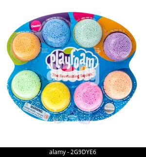 Winneconne, WI -20 Juli 2021: Ein Paket von Playfoam das ewige Squish-Spielzeug auf einem isolierten Hintergrund Stockfoto
