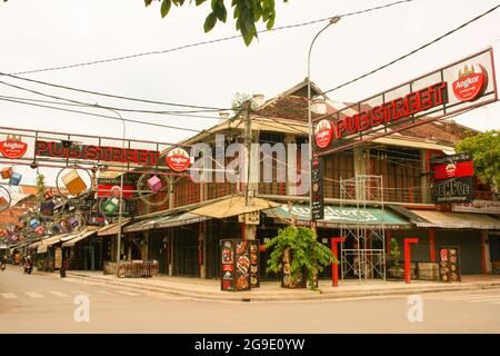 Alle Bars und Restaurants auf der Pub Street sind seit über 2 Monaten geschlossen. Normalerweise mit internationalen Touristen beschäftigt, jetzt Pub Street ist während der Coronavirus-Pandemie verlassen. Siem Reap befindet sich aufgrund von COVID -19 in einer Wirtschaftskrise. Siem Reap, Kambodscha. Mai 2020. © Brooks Lieb Stockfoto