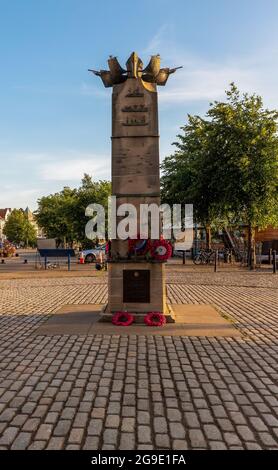 Denkmal für schottische Händler der Marine mit Kranzen von Mohnblumen in Leith, Edinburgh, Schottland, Großbritannien Stockfoto