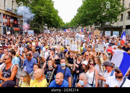 Marseille, Frankreich. Juli 2021. Während der Demonstration in Marseille gegen den Gesundheitsausweis marschieren Demonstranten auf der Straße. Tausende von Menschen demonstrieren gegen einen Gesetzentwurf, der für die Ausweitung des Gesundheitszustands auf Restaurants, Einkaufszentren und Krankenhausmitarbeiter gestimmt werden muss, um die Ausbreitung des Covid-19-Virus einzudämmen, so die Regierung. Kredit: SOPA Images Limited/Alamy Live Nachrichten Stockfoto