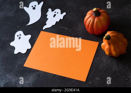 Vorlage für Urlaub Halloween Orange Papier mit dekorativen Kürbissen und Geistern. Stockfoto