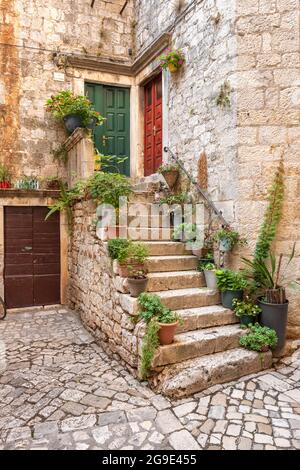 Malerische Straße in Trogir Stadt mit Blumentöpfen und frisch Wäscheservice Stockfoto