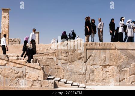 Persepolis, lokale Touristen, Bas -Relief des Löwen, Palast von Xerxes, Hauptstadt des Achaemeniden Reiches, Fars Provinz, Iran, Persien, Westasien, Asien Stockfoto