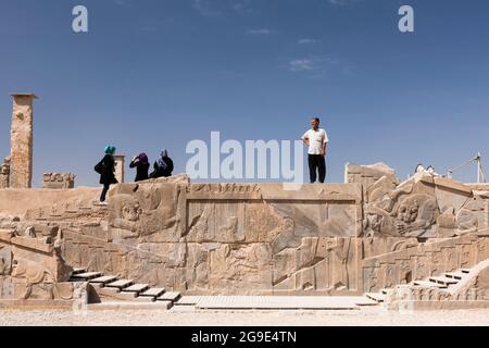 Persepolis, lokale Touristen, Bas -Relief des Löwen, Palast von Xerxes, Hauptstadt des Achaemeniden Reiches, Fars Provinz, Iran, Persien, Westasien, Asien Stockfoto