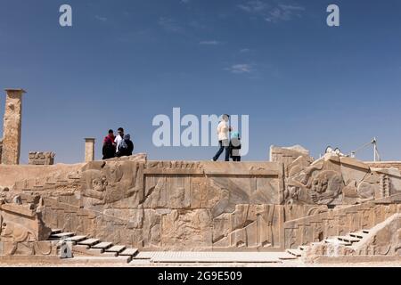 Persepolis, lokale Touristen, Bas -Relief des Löwen, Palast von Xerxes, Hauptstadt des Achaemeniden Reiches, Fars Provinz, Iran, Persien, Westasien, Asien Stockfoto