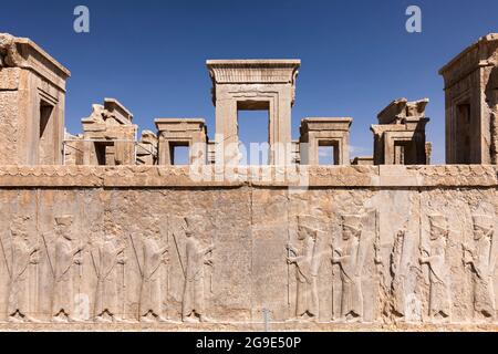 Persepolis, Soldatenhilfe, Palast von Darius dem Großen (Tachara), Hauptstadt des Achämeniden-Reiches, Fars-Provinz, Iran, Persien, Westasien, Asien Stockfoto