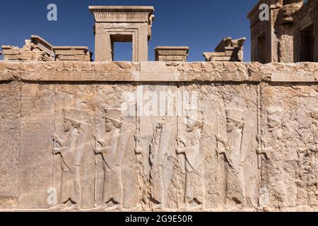 Persepolis, Soldatenhilfe, Palast von Darius dem Großen (Tachara), Hauptstadt des Achämeniden-Reiches, Fars-Provinz, Iran, Persien, Westasien, Asien Stockfoto