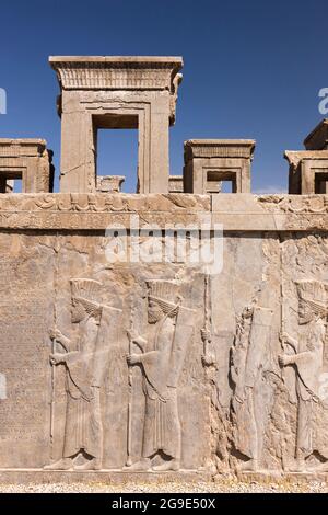 Persepolis, Soldatenhilfe, Palast von Darius dem Großen (Tachara), Hauptstadt des Achämeniden-Reiches, Fars-Provinz, Iran, Persien, Westasien, Asien Stockfoto