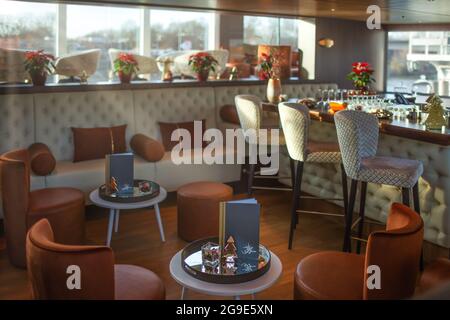 Modernes Café, das mit wunderschönen Möbeln und Namen dekoriert ist Stockfoto